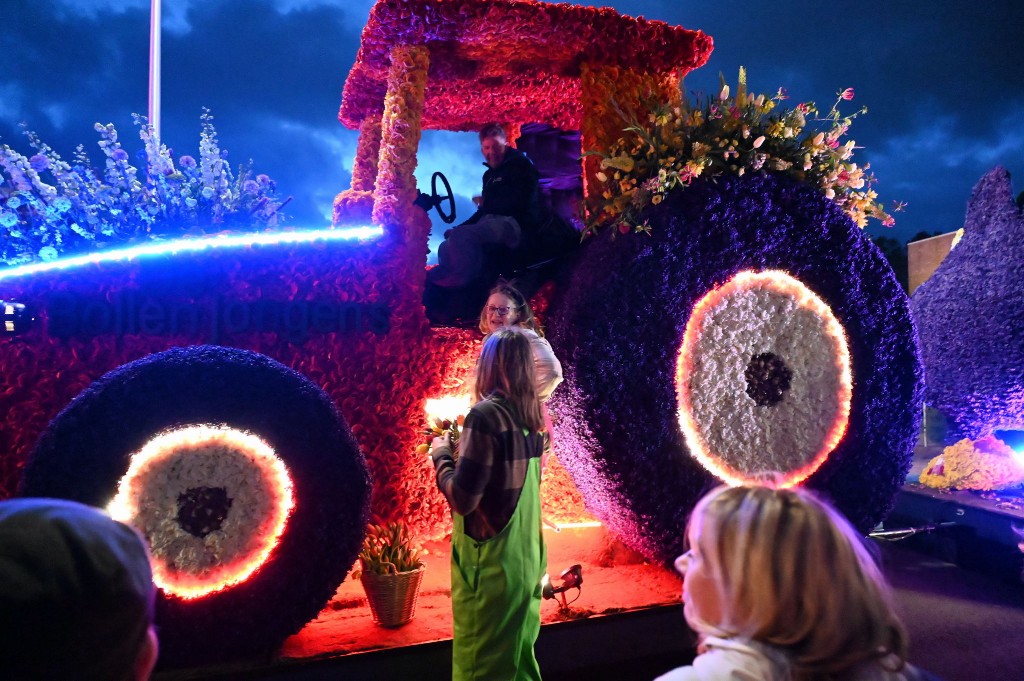 ../Images/Verlicht bloemencorso 2024 063.jpg